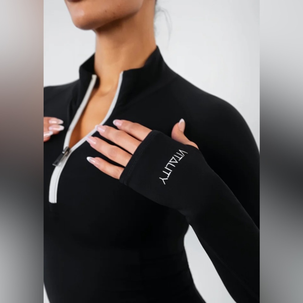 Vitality Cloud lI™ Half Zip Top - Midnight Contrast - Picture 2 of 7